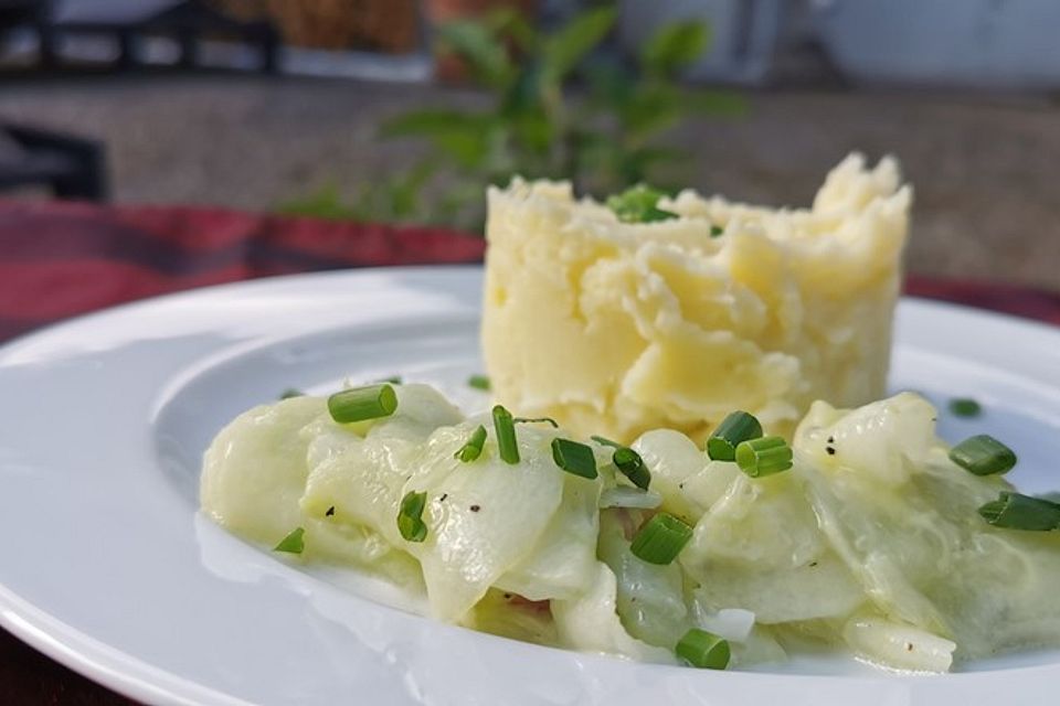 Gurkensalat mit saurer Sahne und Dill