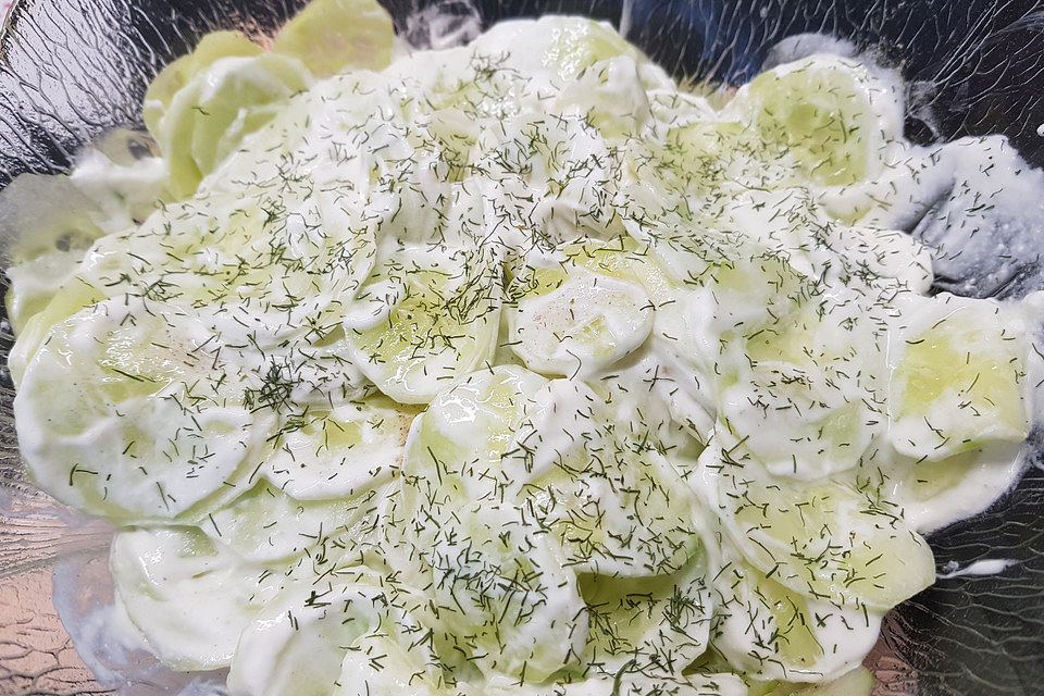 Gurkensalat mit saurer Sahne und Dill