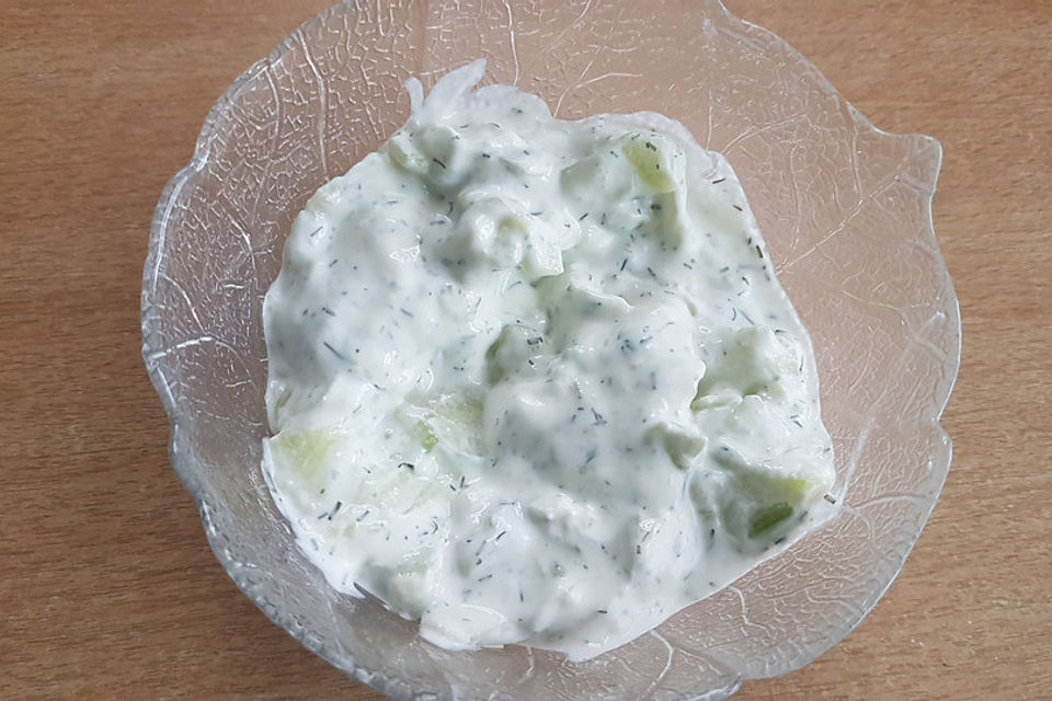 Gurkensalat mit saurer Sahne und Dill