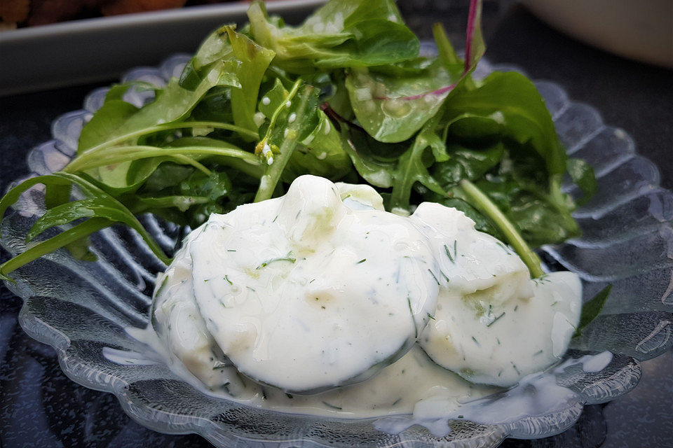 Gurkensalat mit saurer Sahne und Dill