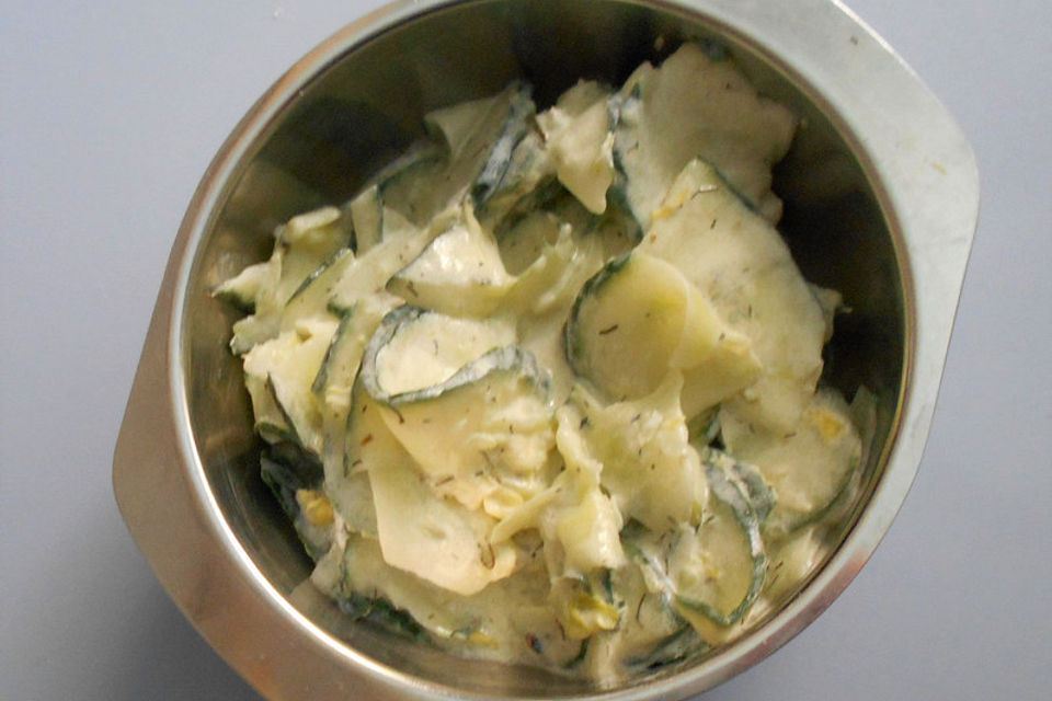 Gurkensalat mit saurer Sahne und Dill