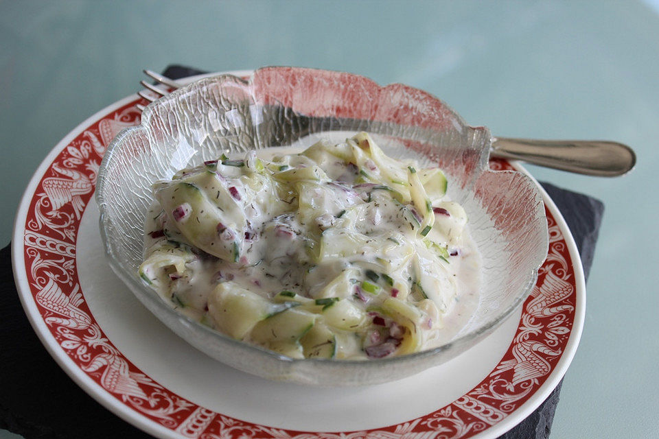 Gurkensalat mit saurer Sahne und Dill