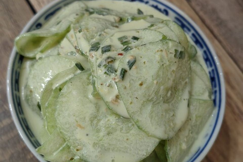 Gurkensalat mit saurer Sahne und Dill