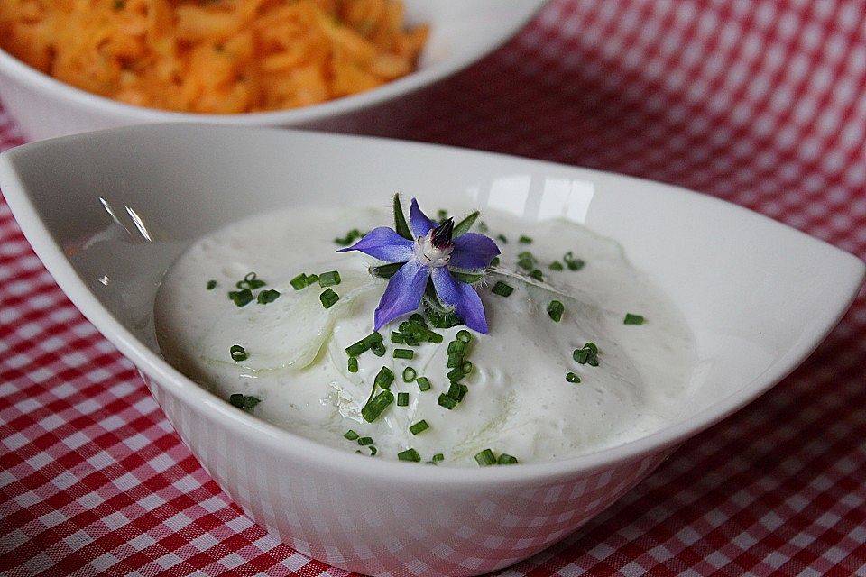 Gurkensalat mit saurer Sahne und Dill