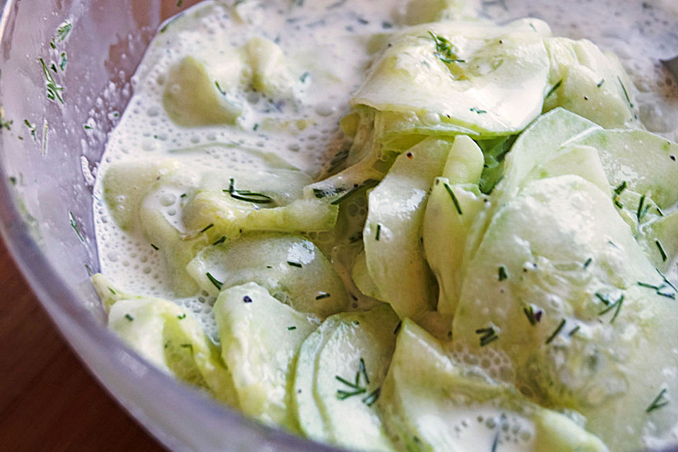 Gurkensalat mit saurer Sahne und Dill