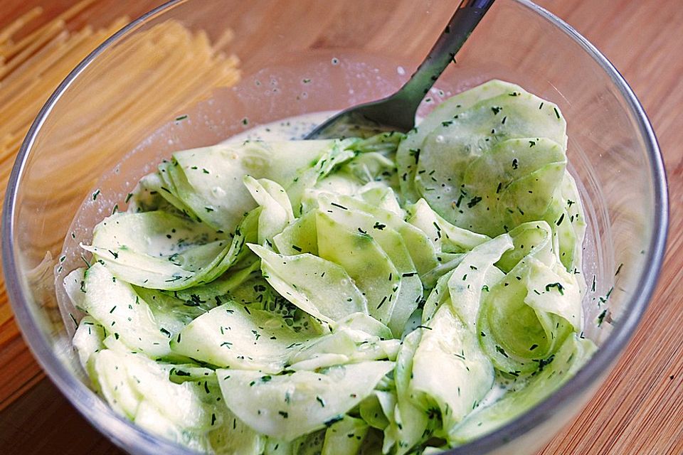 Gurkensalat mit saurer Sahne und Dill