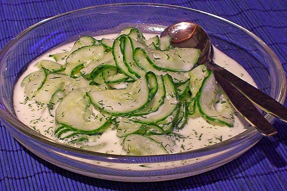 Gurkensalat mit saurer Sahne und Dill