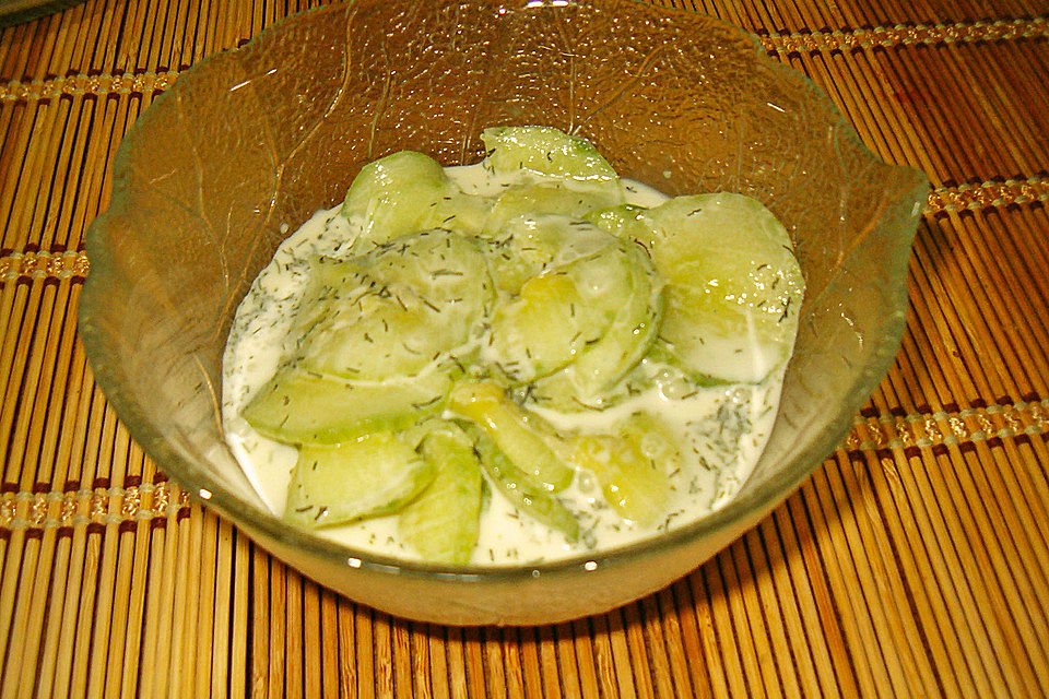 Gurkensalat mit saurer Sahne und Dill