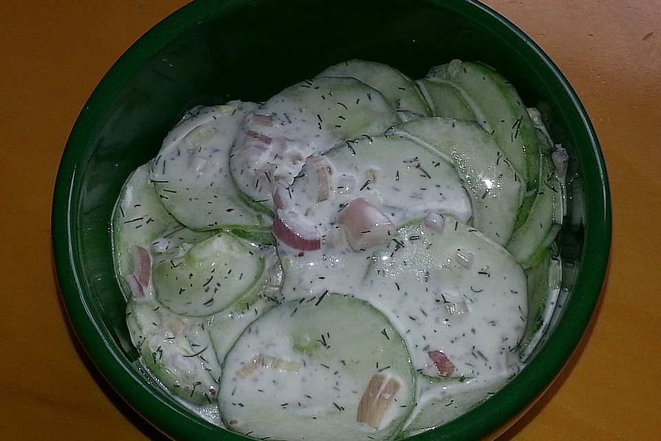 Gurkensalat mit saurer Sahne und Dill