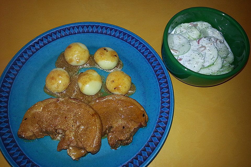 Gurkensalat mit saurer Sahne und Dill