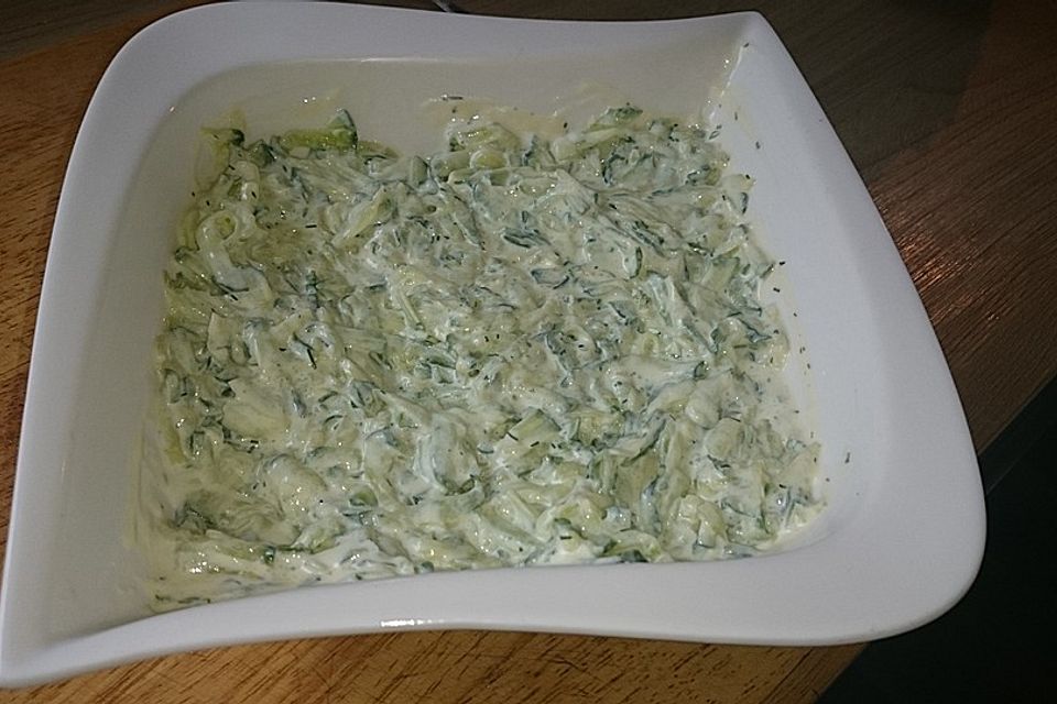 Gurkensalat mit saurer Sahne und Dill