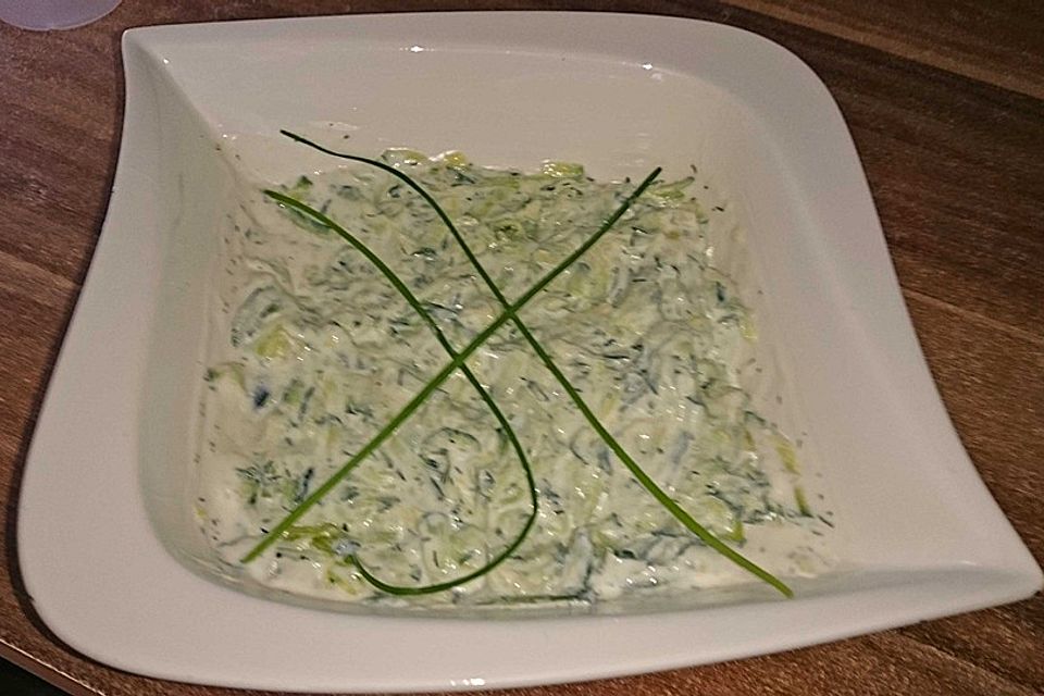 Gurkensalat mit saurer Sahne und Dill