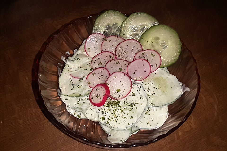 Gurkensalat mit saurer Sahne und Dill