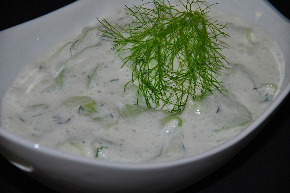 Gurkensalat mit saurer Sahne und Dill