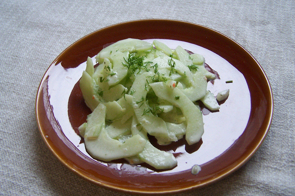 Gurkensalat mit saurer Sahne und Dill