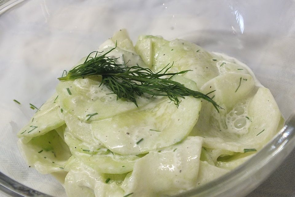 Gurkensalat mit saurer Sahne und Dill