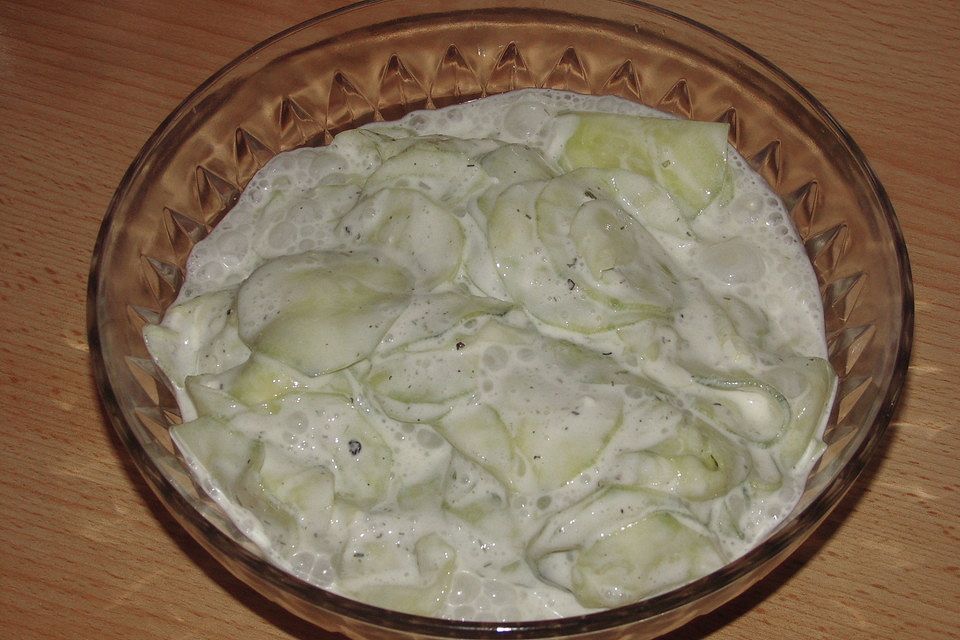 Gurkensalat mit saurer Sahne und Dill