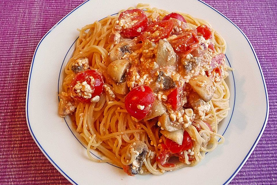 Pasta mit Tomaten, Champignons und Hüttenkäse