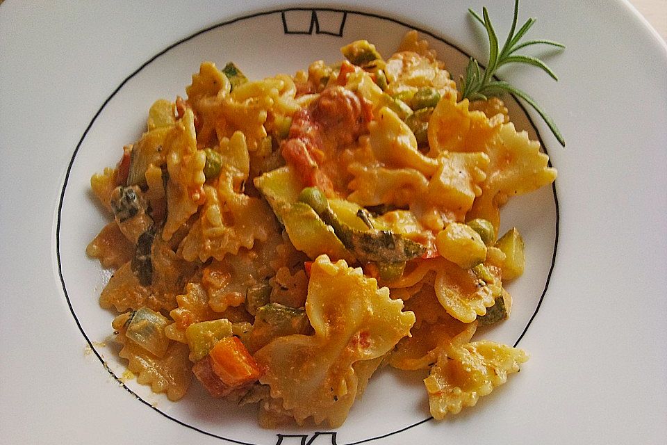 Nudeln mit Zucchini - Schafskäse - Sauce