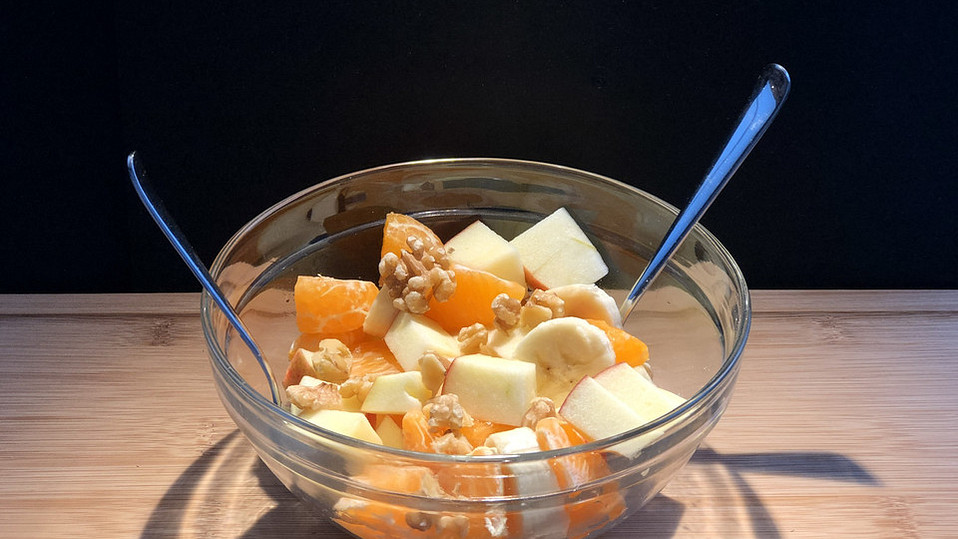 Gelber Obstsalat mit Walnüssen von heresbach