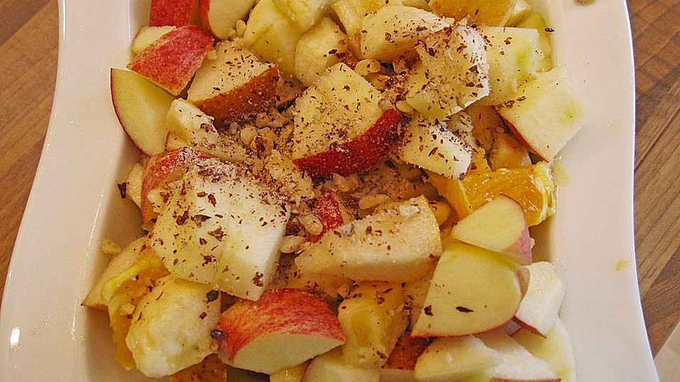 Gelber Obstsalat mit Walnüssen von heresbach