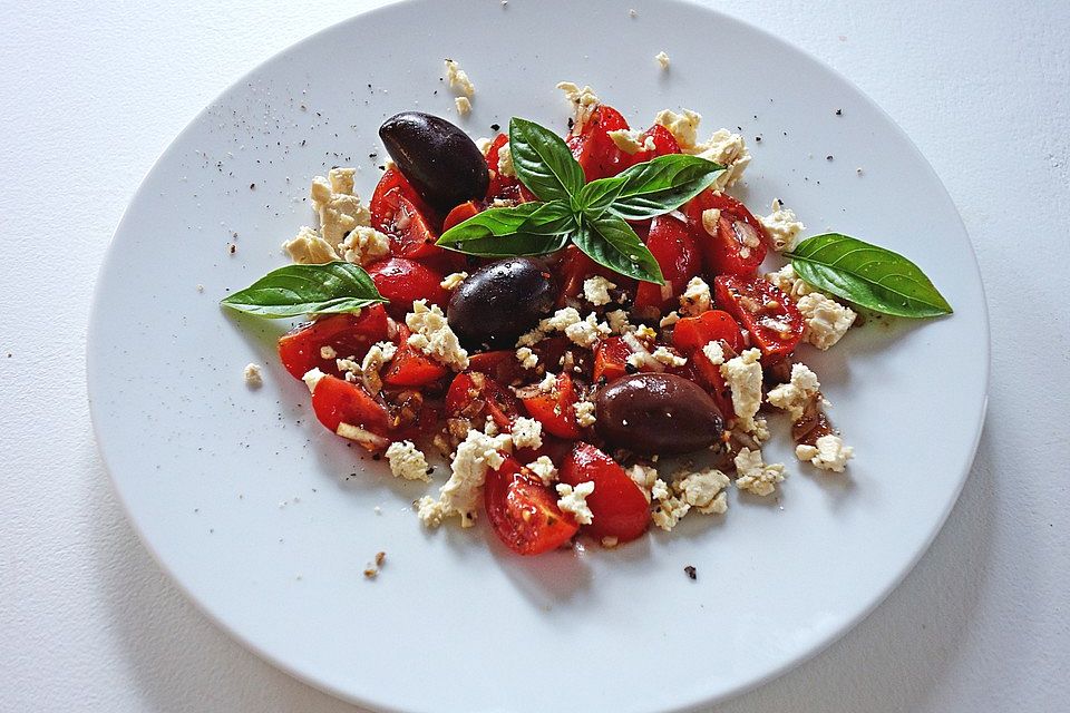 Tomatensalat mit Feta - Käse, Oliven  und Basilikum