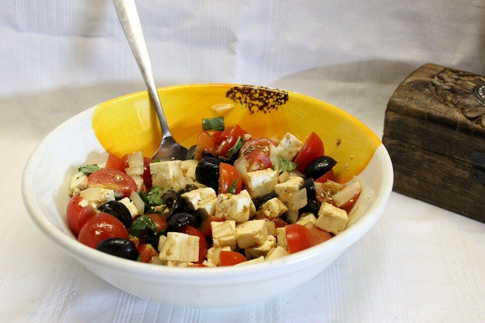 Tomatensalat mit Feta - Käse, Oliven  und Basilikum