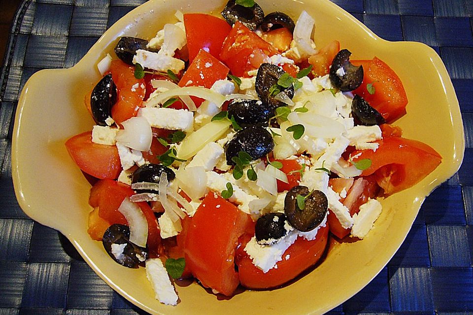 Tomatensalat mit Feta - Käse, Oliven  und Basilikum