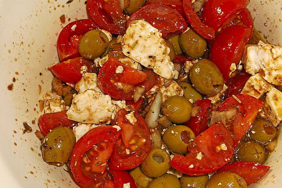 Tomatensalat mit Feta - Käse, Oliven  und Basilikum