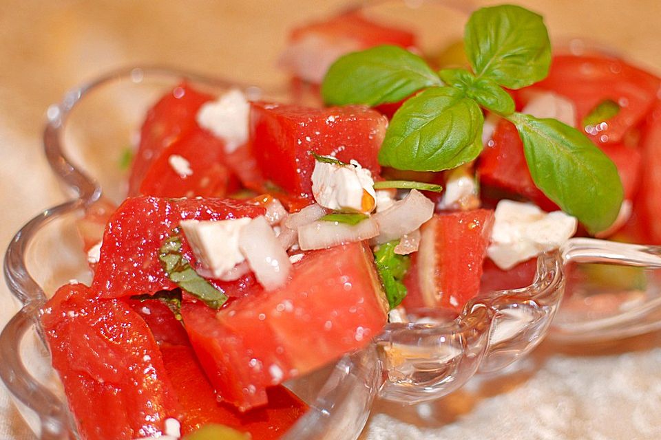 Tomatensalat mit Feta - Käse, Oliven  und Basilikum