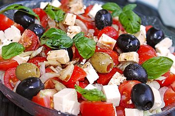 Tomatensalat mit Feta - Käse, Oliven  und Basilikum