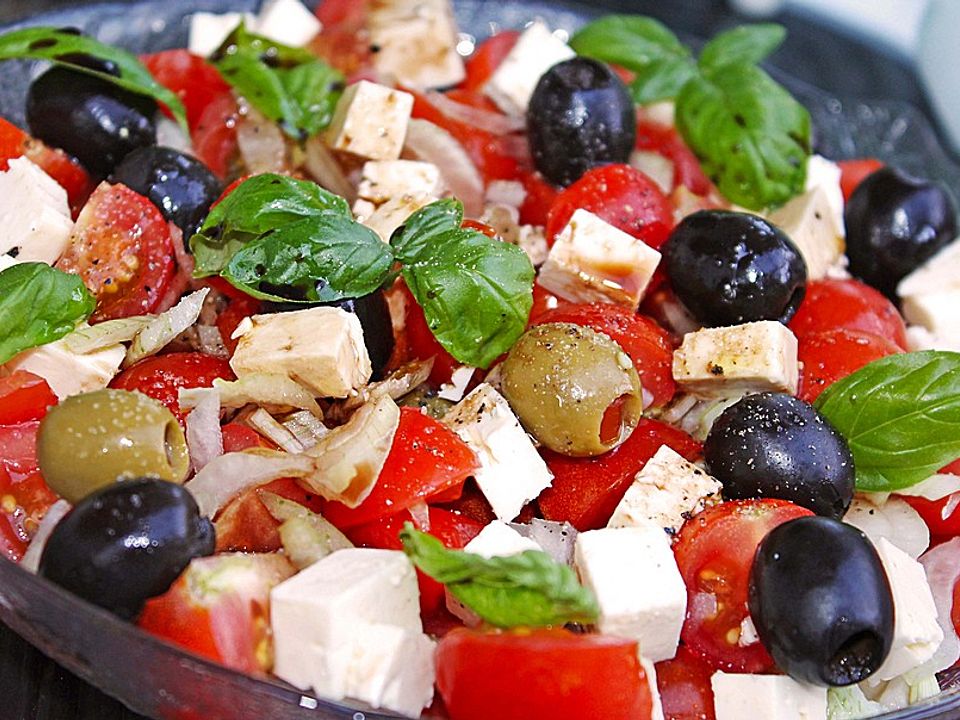 Tomatensalat mit Feta - Käse, Oliven und Basilikum von cremona| Chefkoch