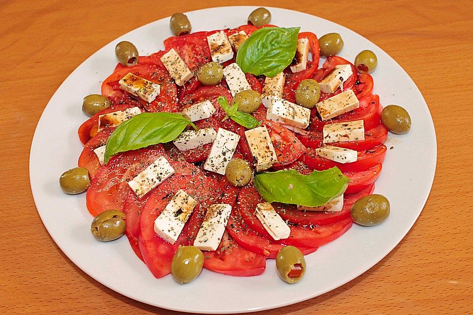 Tomatensalat mit Feta - Käse, Oliven  und Basilikum