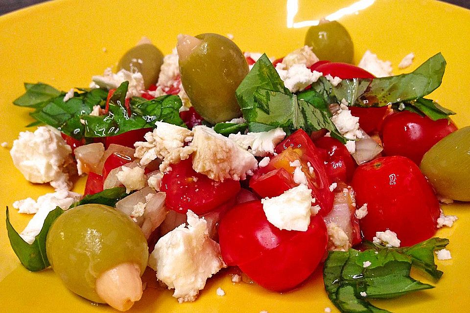 Tomatensalat mit Feta - Käse, Oliven  und Basilikum