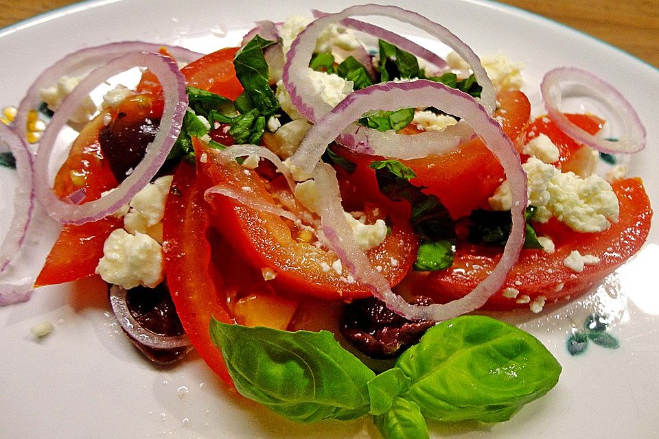 Tomatensalat mit Feta - Käse, Oliven  und Basilikum