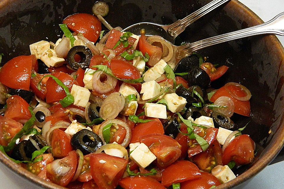 Tomatensalat mit Feta - Käse, Oliven  und Basilikum