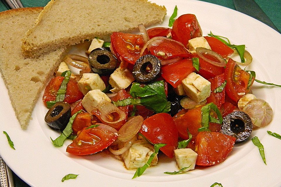 Tomatensalat mit Feta - Käse, Oliven  und Basilikum