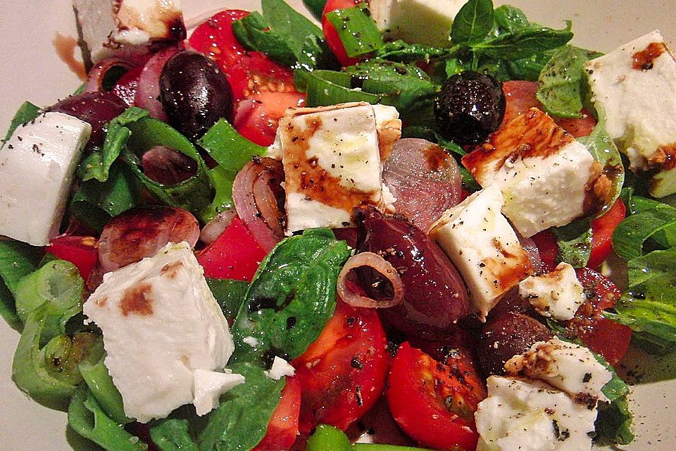 Tomatensalat mit Feta - Käse, Oliven  und Basilikum