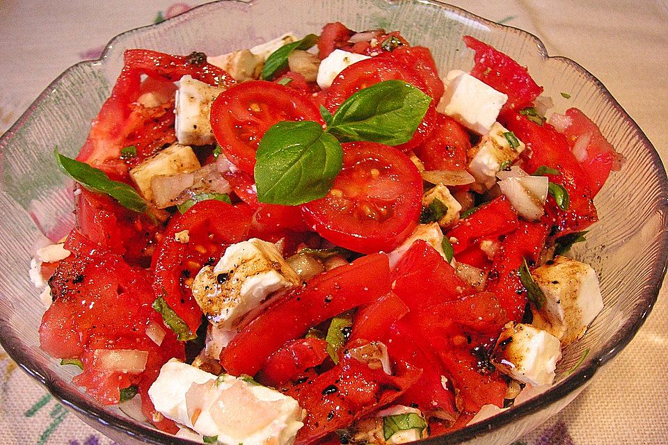 Tomatensalat mit Feta - Käse, Oliven  und Basilikum