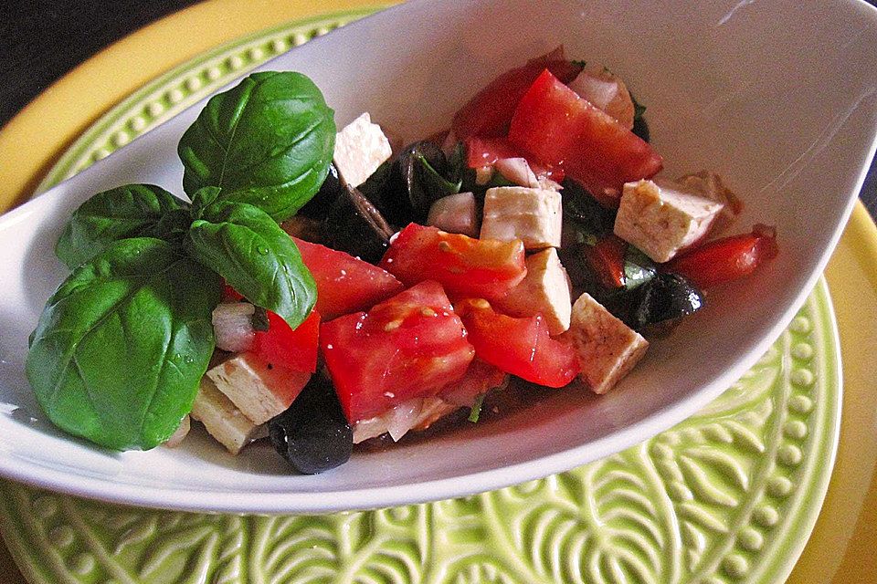 Tomatensalat mit Feta - Käse, Oliven  und Basilikum