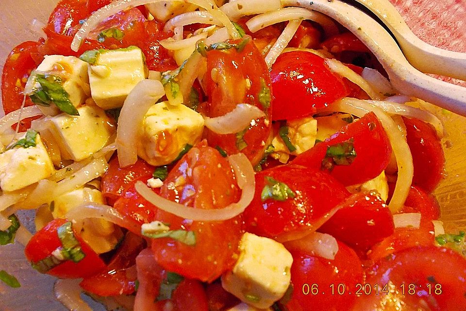 Tomatensalat mit Feta - Käse, Oliven  und Basilikum