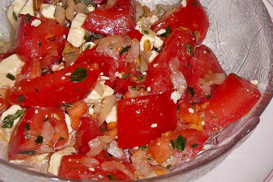 Tomatensalat mit Feta - Käse, Oliven  und Basilikum