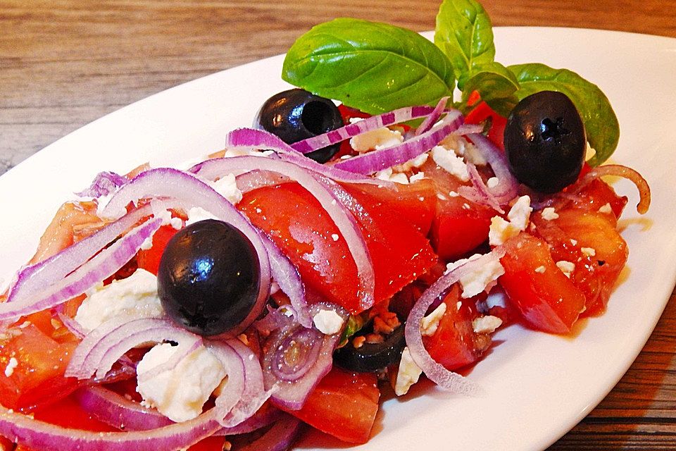 Tomatensalat mit Feta - Käse, Oliven  und Basilikum