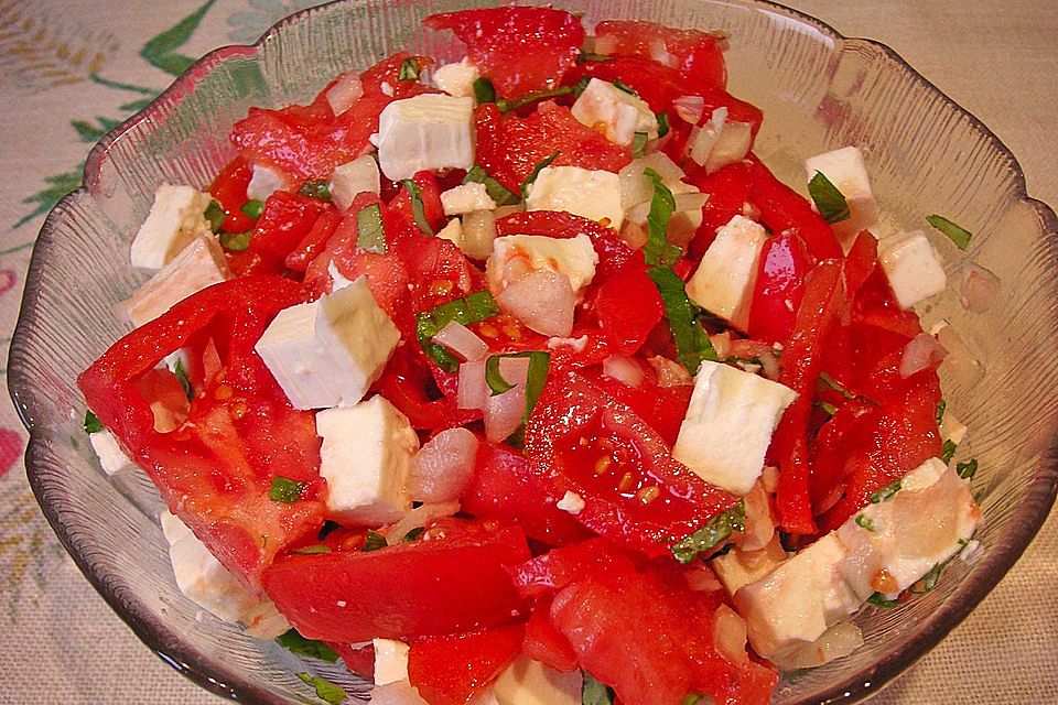 Tomatensalat mit Feta - Käse, Oliven  und Basilikum