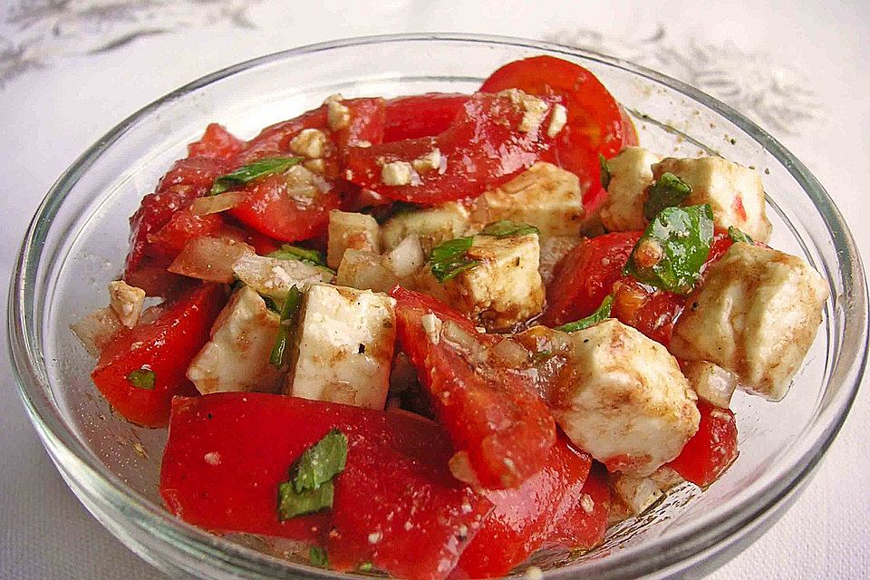 Tomatensalat mit Feta - Käse, Oliven  und Basilikum