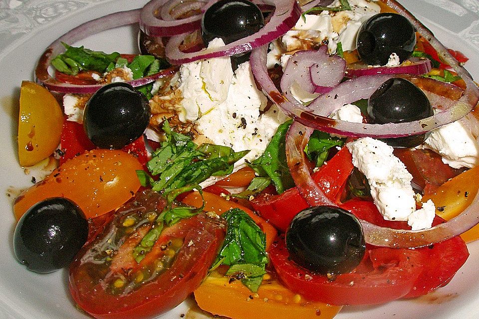 Tomatensalat mit Feta - Käse, Oliven  und Basilikum