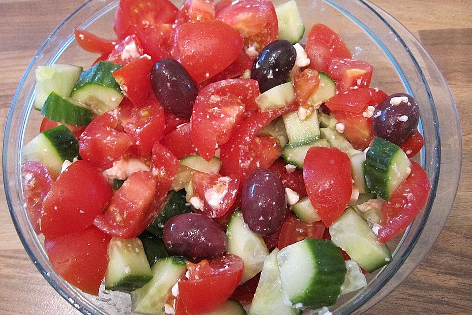 Tomatensalat mit Feta - Käse, Oliven  und Basilikum