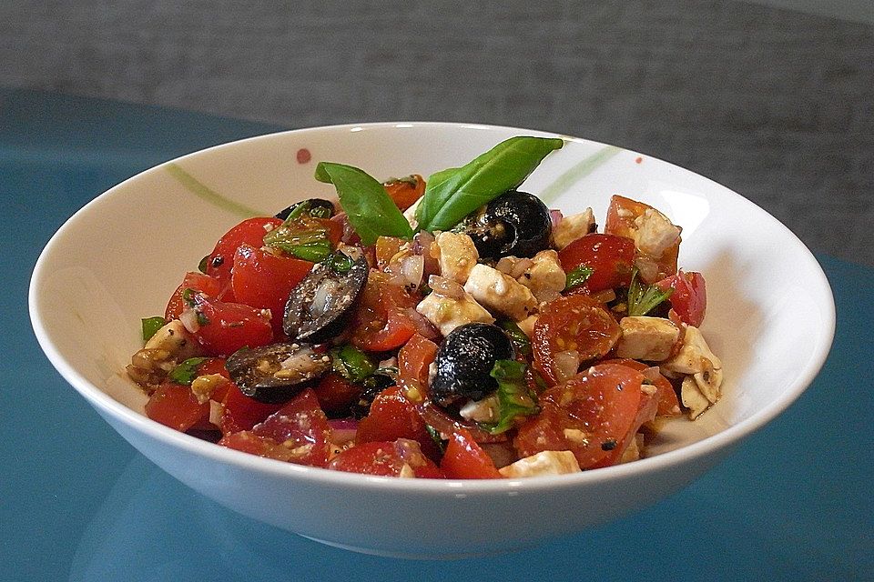 Tomatensalat mit Feta - Käse, Oliven  und Basilikum