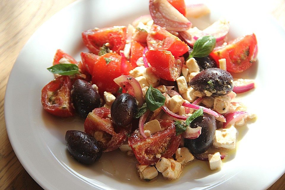 Tomatensalat mit Feta - Käse, Oliven  und Basilikum