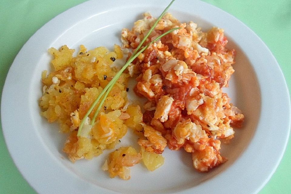 Gebratener Kartoffelbrei mit Röstzwiebeln, Ei und Ketchup